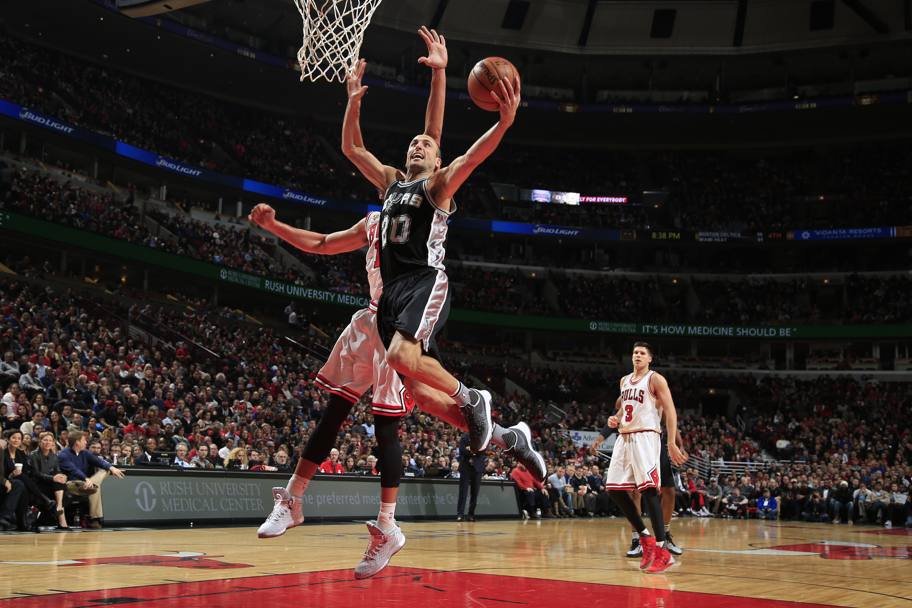 Manu Ginobili dei San Antonio Spurs si produce nel suo tipico e caratteristico tiro contro i Chicago Bulls (Getty Images)
